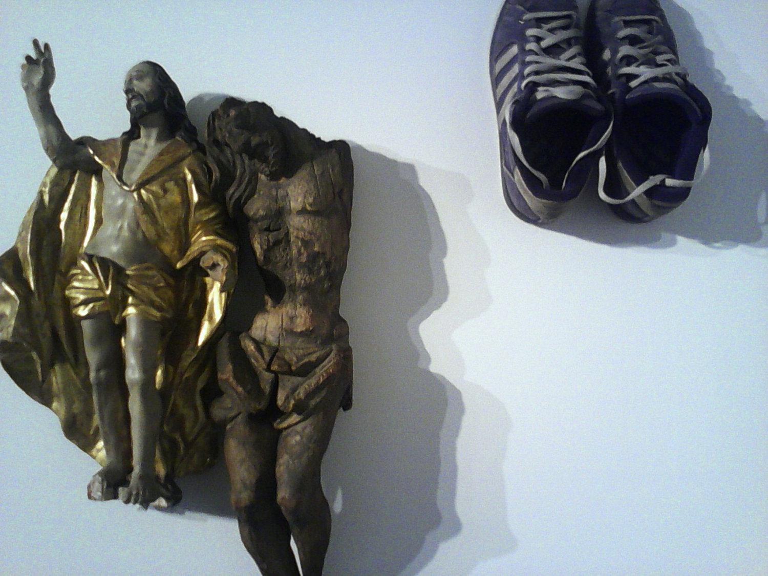Clemens Krauss: Detail der Installation aus Christusfiguren und Schuhen, MARTa Herford, Foto: johnicon, courtesy of the artist