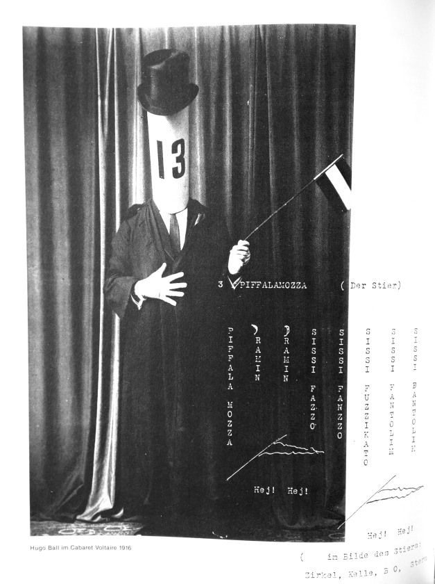 Hugo Ball receiting KARAWANE, 1916 (Quelle: Raoul Schrott, Dada 15/25, Köln 2004, S. 54)
